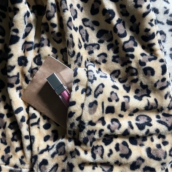 Faux Cheetah Print Large Collared Jacket with Pockets - Picture 3 of 6
